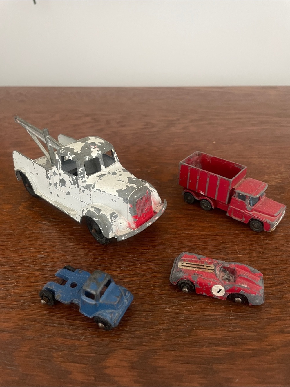Vintage metal Tootsietoy Tow Truck and Mini Vehicles Set - White, Red, Blue